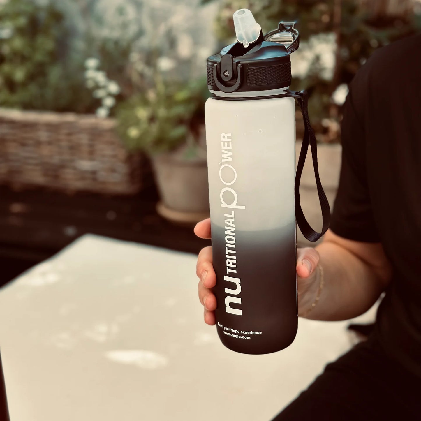 Inteligentná fľaša na vodu v 2 farebných variantoch